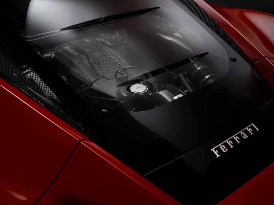 Моторный отсек Ferrari F8 Tributo 2019 года  (фото 9 из 52)
